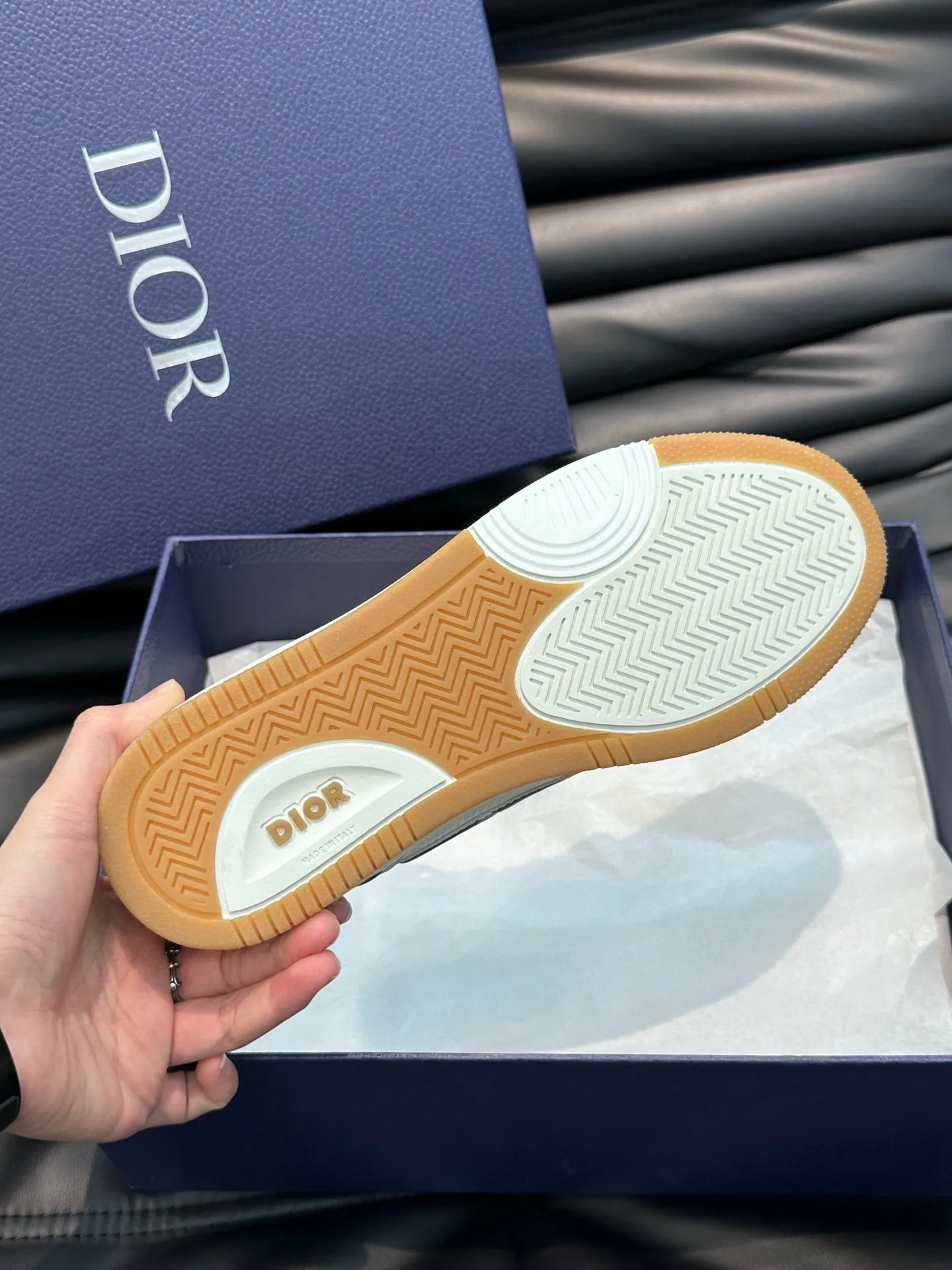 Ex-factory price: 440💰DIOB57 mid-top sneakers are shipped. This B57 mid-top sneaker is a new product in the 2024 spring men's wear series. It reinterprets the basketball shoe design and has become a classic item of Dior. Mid-top lace-up style crafted from color-blocked cow leather with contrasting suede and a CD logo displayed on the side. The tongue is decorated with the Dior B57 logo, and various distinctive details enhance the style. The CD logo eyelet details, upper stitching and rubber panels highlight the dynamic charm of its sports style. With two-color rubber sole, mesh fabric lining and cotton lining for foot padding, the upper foot is comfortable and breathable. Can be paired with a variety of clothing to create a sophisticated look. Code 38-44, (45 can be customized)